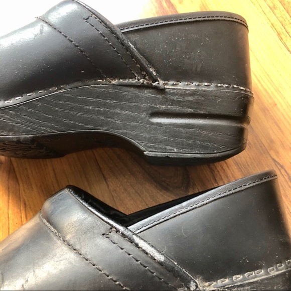 Dansko Matte Black Clogs (39) - Picture 4 of 5